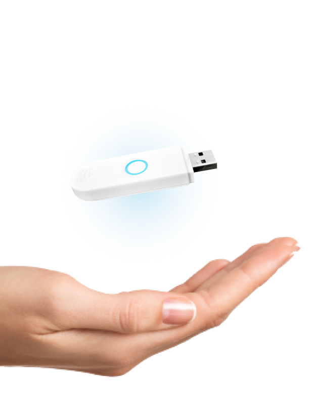 mano con sopra chiavetta per wireless key infocert