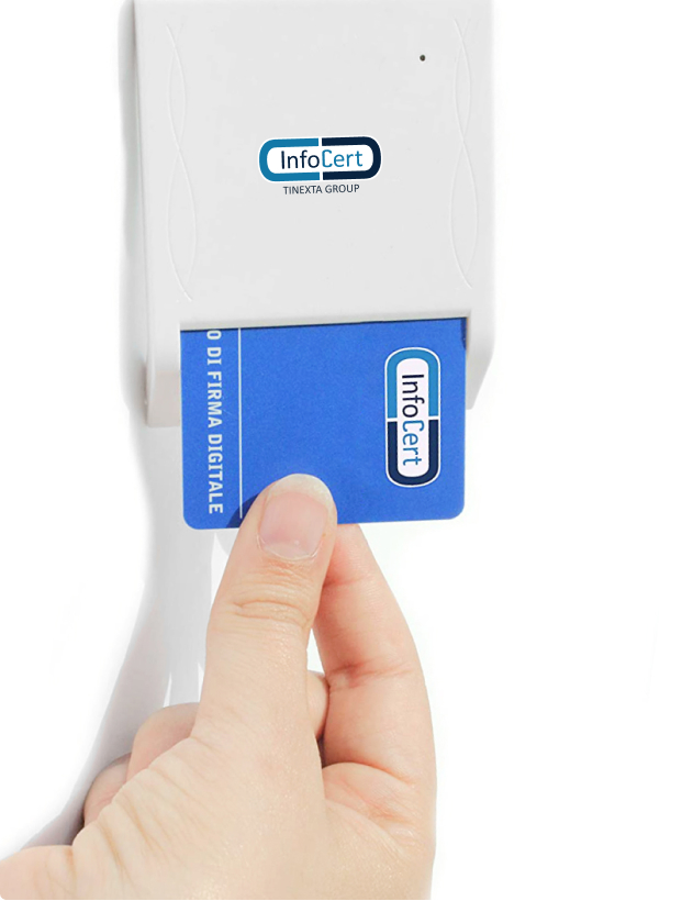 mano che infila smart card infocert dentro al dispositivo