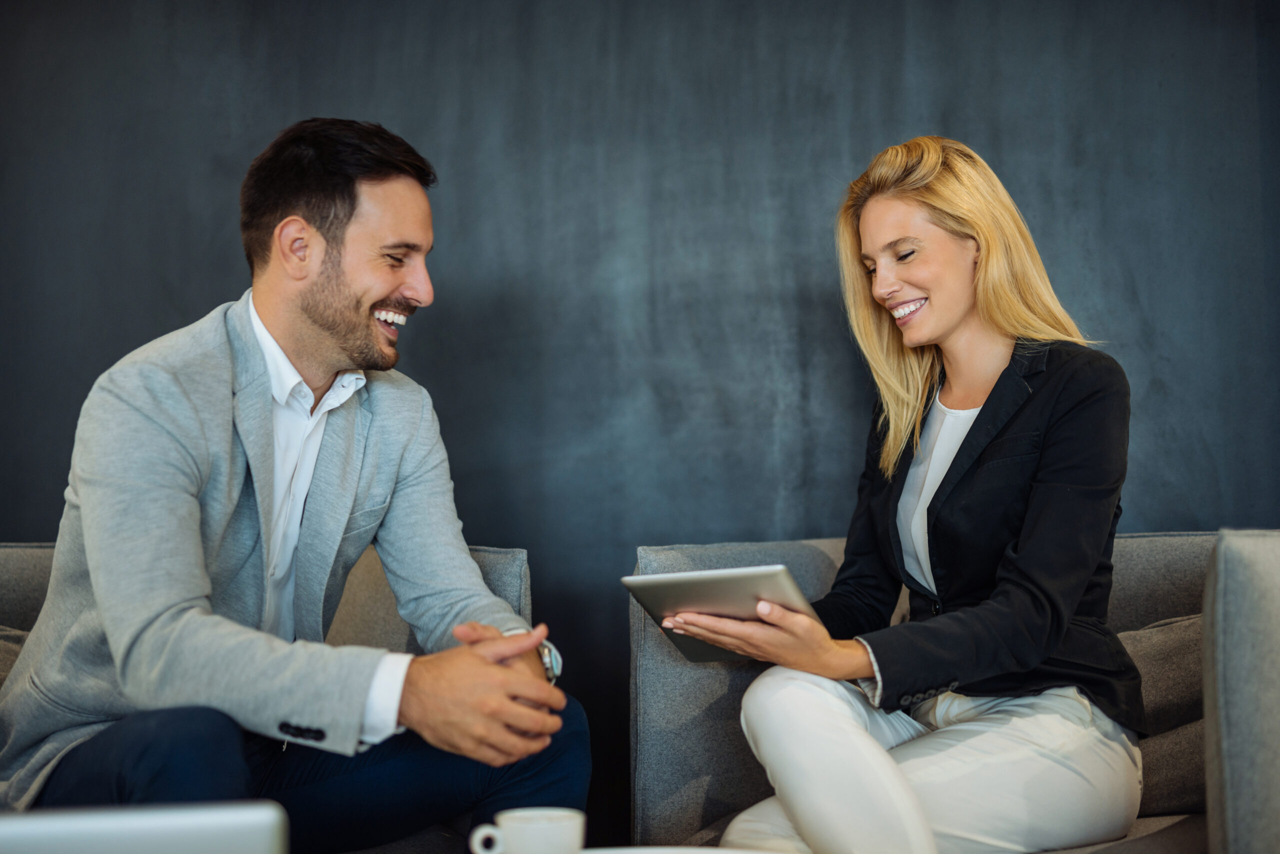 Uomo e donna con tablet scelgono i prodotti InfoCert