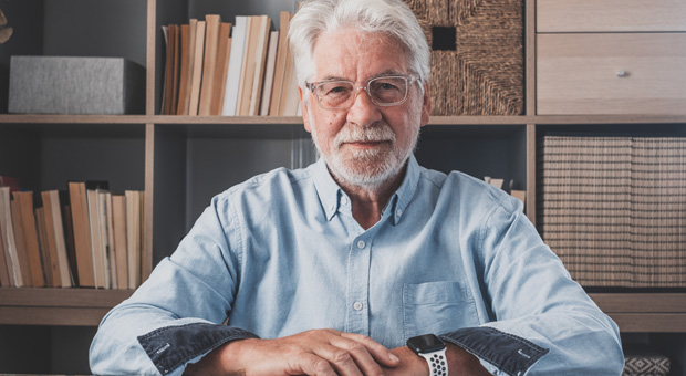 Uomo anziano davanti alla libreria