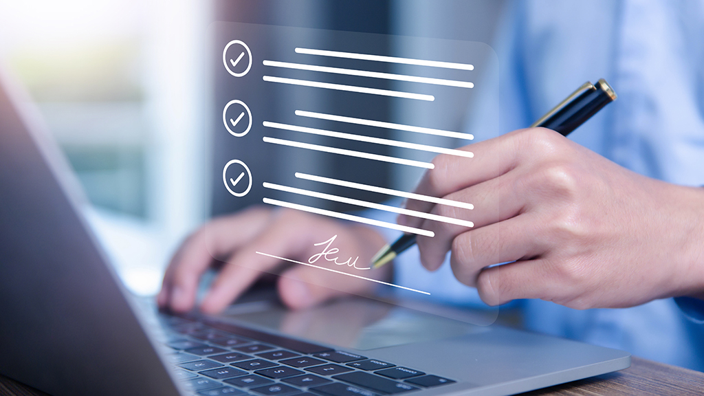 Uomo al PC utilizza la Firma Digitale InfoCert