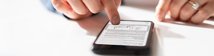 Uomo utilizza la Firma Digitale InfoCert da smartphone