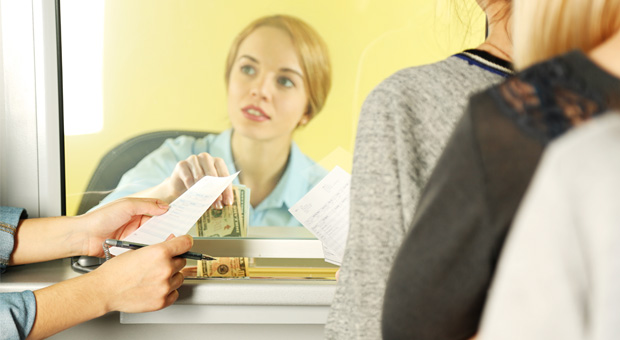 Persone in fila in un InfoCert Point effettuano il Riconoscimento per l'attivazione di SPID