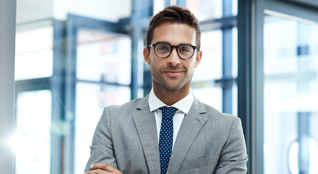 Uomo elegante in ufficio