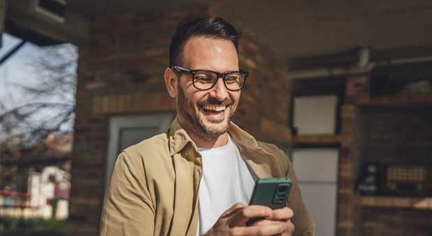 Uomo sorridente accede a LegalDoc LITE da smartphone