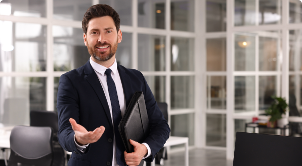 Uomo elegante in ufficio