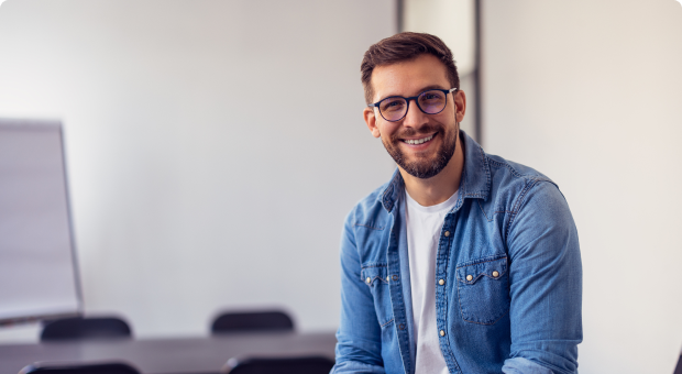 Ragazzo sorridente in ufficio