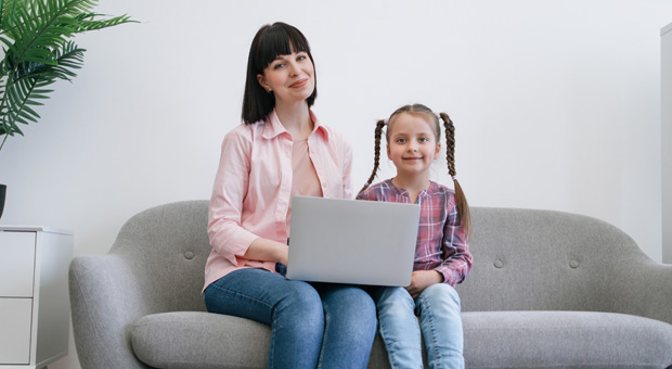Madre e figlia al computer attivano SPID Young