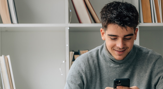 Ragazzo con smartphone gestisce il suo SPID Young