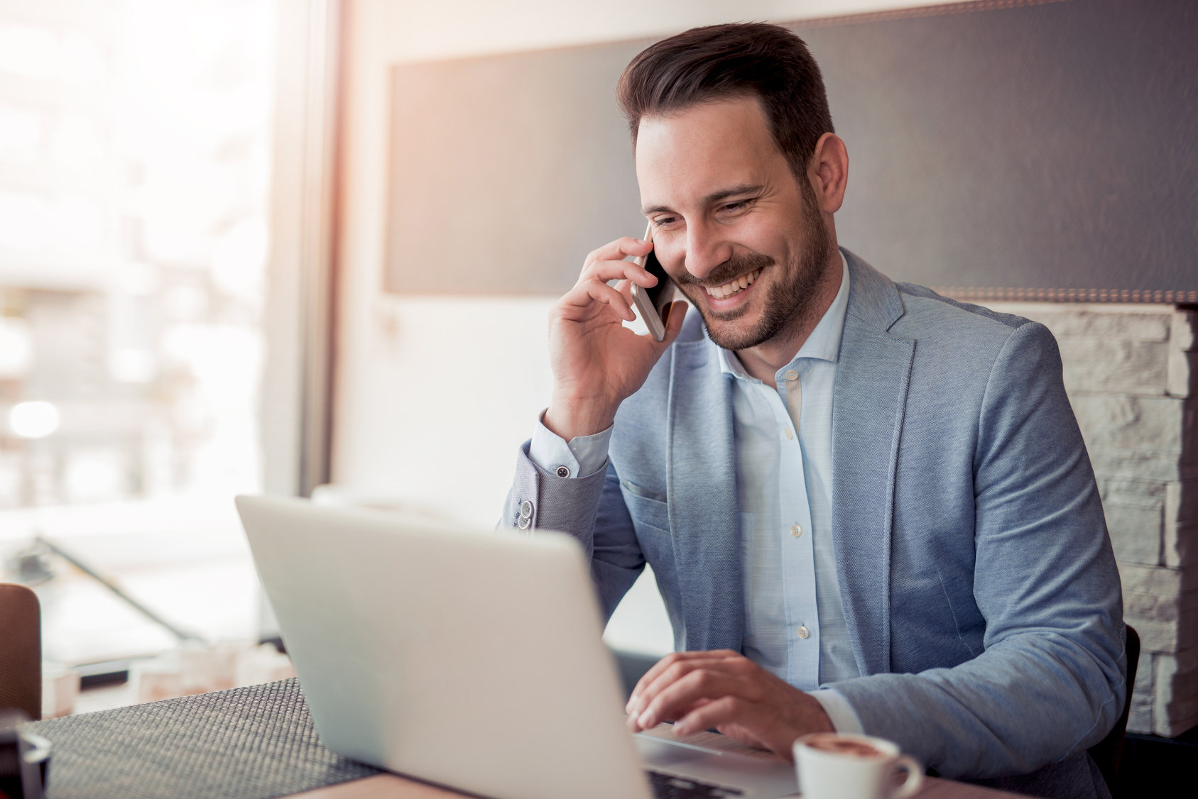 Uomo al PC attiva SPID Professionale