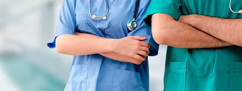 Personale sanitario con braccia incrociate
