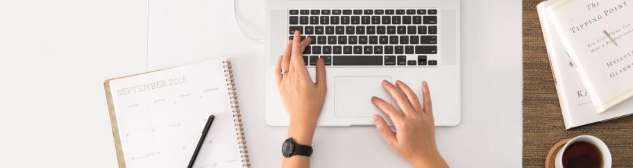 avel-chuklanov-DUmFLtMeAbQ-unsplash Immagine di scrivania vista dall'alto con donna davanti al Pc
