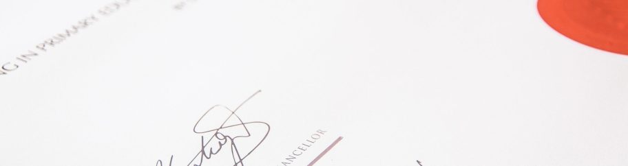 lewis-keegan-XQaqV5qYcXg-unsplash Immagine di due firma su un contratto cartaceo