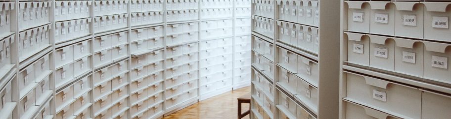 ula-kuzma-9i4DHlC80AQ-unsplash Immagine di un archivio documentale fisico